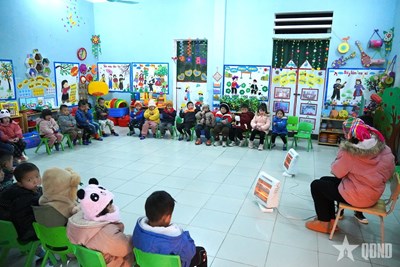 Gallery - 	Tuyên Quang: Giữ ấm lớp học, chăm bữa ăn nóng cho học sinh vùng biên